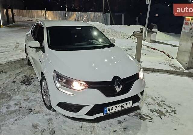 Белый Рено Меган, объемом двигателя 1.6 л и пробегом 146 тыс. км за 10299 $, фото 1 на Automoto.ua