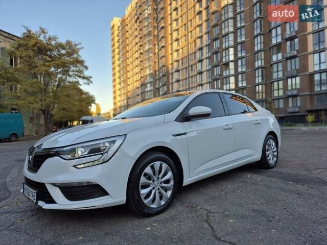 Белый Рено Меган, объемом двигателя 1.6 л и пробегом 143 тыс. км за 14000 $, фото 1 на Automoto.ua