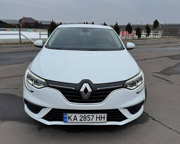 Белый Рено Меган, объемом двигателя 1.6 л и пробегом 35 тыс. км за 13299 $, фото 1 на Automoto.ua