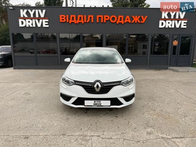 Белый Рено Меган, объемом двигателя 1.6 л и пробегом 74 тыс. км за 12400 $, фото 1 на Automoto.ua