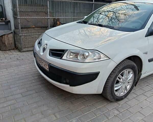 Белый Рено Меган, объемом двигателя 1.6 л и пробегом 281 тыс. км за 4800 $, фото 1 на Automoto.ua