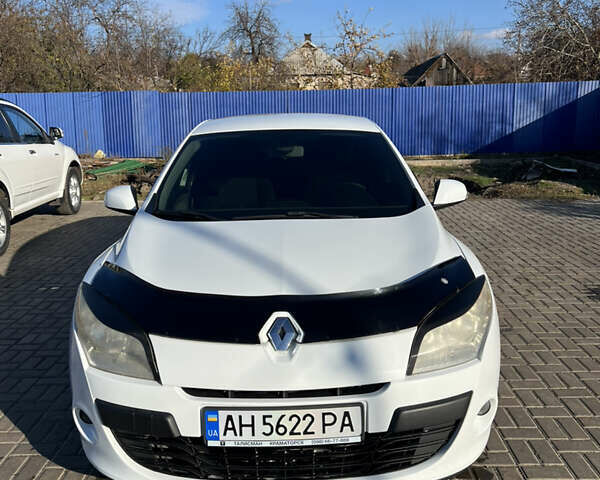 Белый Рено Меган, объемом двигателя 1.5 л и пробегом 325 тыс. км за 7777 $, фото 1 на Automoto.ua
