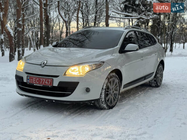 Белый Рено Меган, объемом двигателя 1.6 л и пробегом 225 тыс. км за 7600 $, фото 1 на Automoto.ua