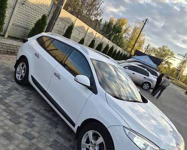 Рено Меган 2010 в Павлограде на Automoto.ua Белый Рено Меган, объемом двигателя 1.46 л и пробегом 237 тыс. км за 8150 $, фото 1 на Automoto.ua