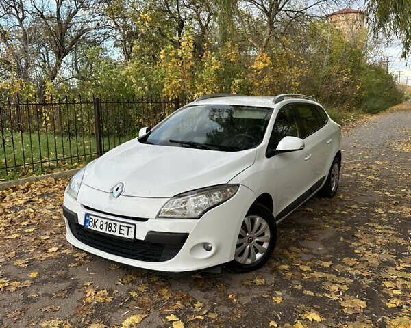 Белый Рено Меган, объемом двигателя 1.5 л и пробегом 257 тыс. км за 5250 $, фото 1 на Automoto.ua