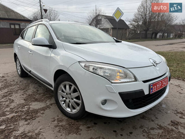 Белый Рено Меган, объемом двигателя 1.6 л и пробегом 211 тыс. км за 7399 $, фото 1 на Automoto.ua