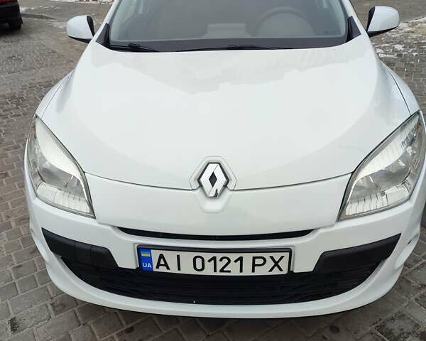 Рено Меган 2010 в Вышгороде на Automoto.ua Белый Рено Меган, объемом двигателя 1.6 л и пробегом 212 тыс. км за 7500 $, фото 1 на Automoto.ua
