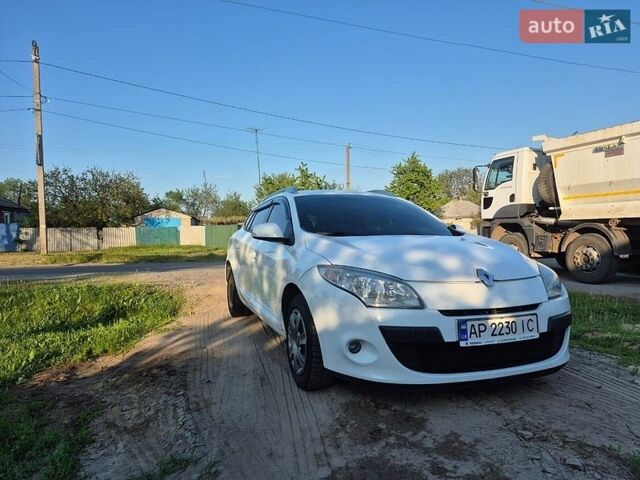 Белый Рено Меган, объемом двигателя 1.46 л и пробегом 245 тыс. км за 6999 $, фото 1 на Automoto.ua