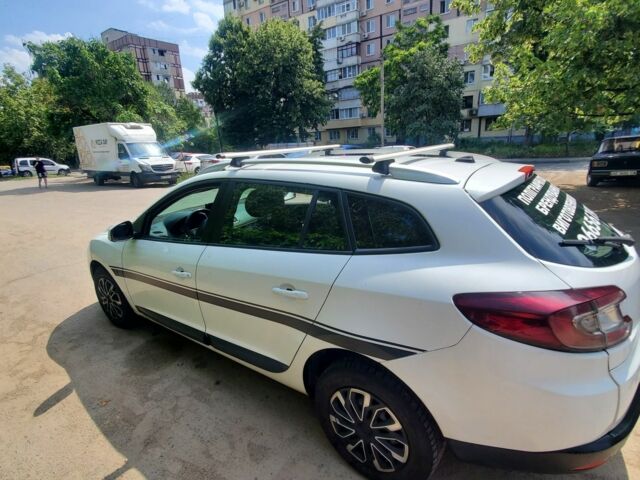 Белый Рено Меган, объемом двигателя 1.5 л и пробегом 300 тыс. км за 7000 $, фото 1 на Automoto.ua