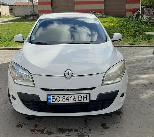 Білий Рено Меган, об'ємом двигуна 1.46 л та пробігом 300 тис. км за 6199 $, фото 1 на Automoto.ua