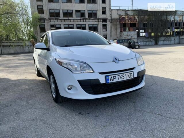 Білий Рено Меган, об'ємом двигуна 1.46 л та пробігом 200 тис. км за 7800 $, фото 1 на Automoto.ua