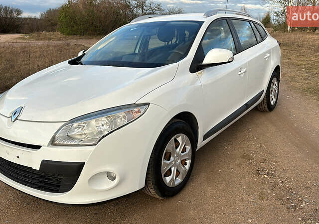 Білий Рено Меган, об'ємом двигуна 1.5 л та пробігом 230 тис. км за 7500 $, фото 1 на Automoto.ua
