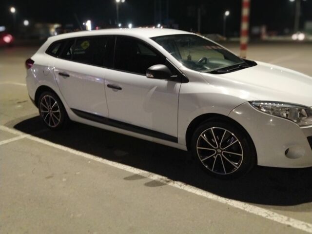 Белый Рено Меган, объемом двигателя 1 л и пробегом 200 тыс. км за 6099 $, фото 1 на Automoto.ua