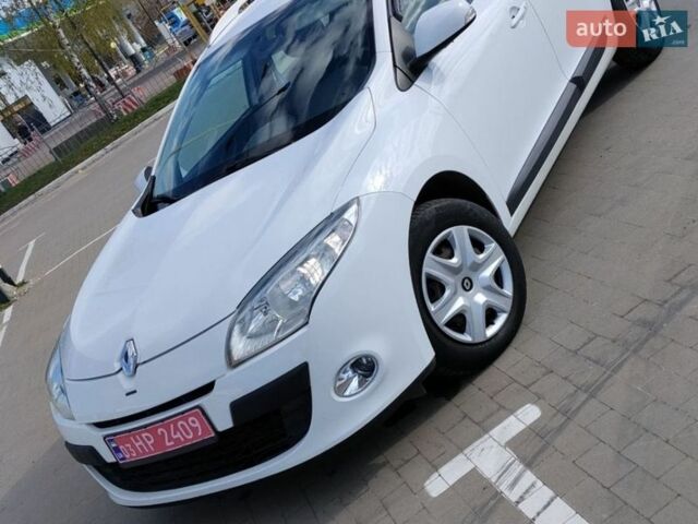 Белый Рено Меган, объемом двигателя 1.5 л и пробегом 242 тыс. км за 6800 $, фото 1 на Automoto.ua