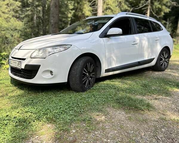 Белый Рено Меган, объемом двигателя 1.46 л и пробегом 255 тыс. км за 7500 $, фото 1 на Automoto.ua