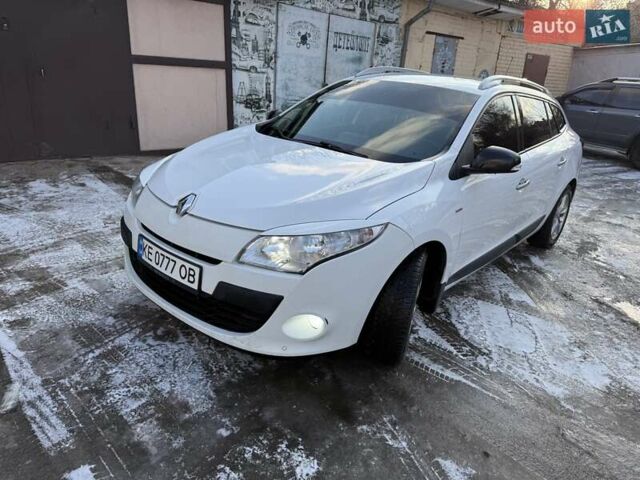 Белый Рено Меган, объемом двигателя 1.4 л и пробегом 198 тыс. км за 7400 $, фото 1 на Automoto.ua