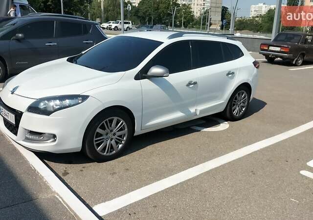 Белый Рено Меган, объемом двигателя 1.5 л и пробегом 300 тыс. км за 7800 $, фото 1 на Automoto.ua