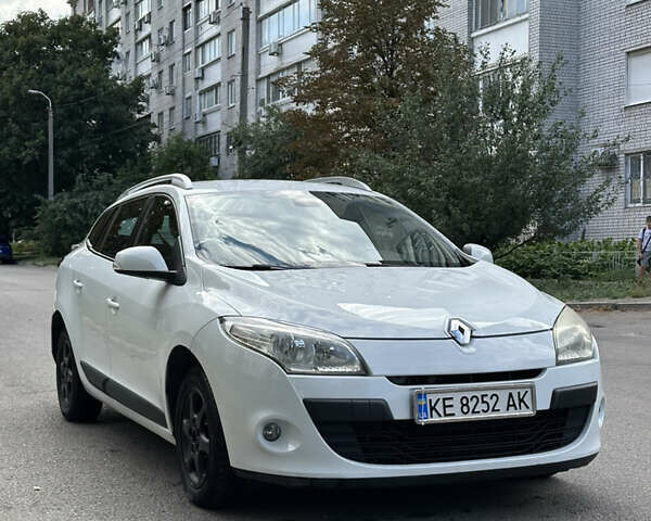 Рено Меган 2012 в Днепре (Днепропетровске) на Automoto.ua Белый Рено Меган, объемом двигателя 1.46 л и пробегом 290 тыс. км за 6350 $, фото 1 на Automoto.ua