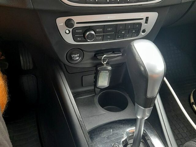 Белый Рено Меган, объемом двигателя 1.5 л и пробегом 301 тыс. км за 7550 $, фото 1 на Automoto.ua