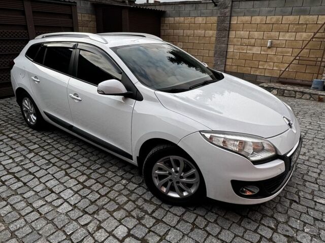 Белый Рено Меган, объемом двигателя 1.5 л и пробегом 243 тыс. км за 8700 $, фото 1 на Automoto.ua