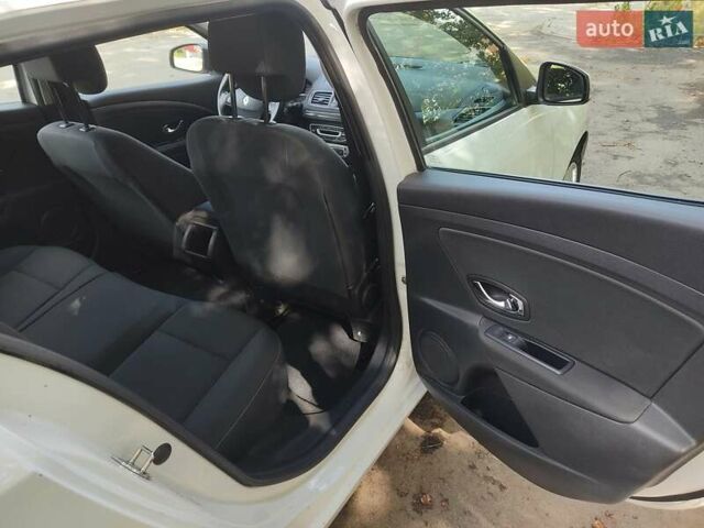 Белый Рено Меган, объемом двигателя 1.5 л и пробегом 273 тыс. км за 7500 $, фото 1 на Automoto.ua