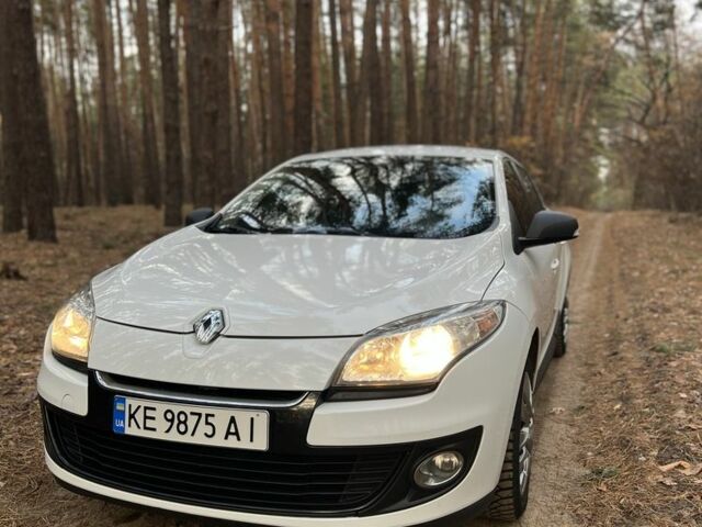 Белый Рено Меган, объемом двигателя 1.5 л и пробегом 250 тыс. км за 7300 $, фото 1 на Automoto.ua
