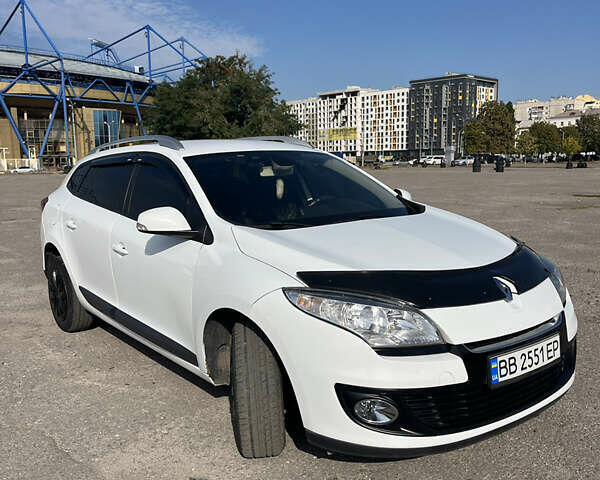 Белый Рено Меган, объемом двигателя 1.46 л и пробегом 222 тыс. км за 8200 $, фото 1 на Automoto.ua