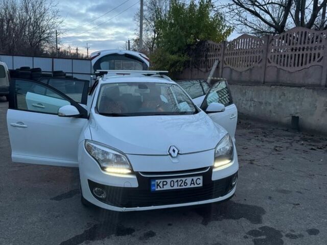 Белый Рено Меган, объемом двигателя 1.5 л и пробегом 300 тыс. км за 7999 $, фото 1 на Automoto.ua