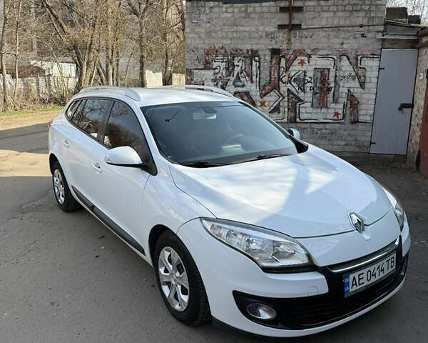 Белый Рено Меган, объемом двигателя 1.5 л и пробегом 200 тыс. км за 7800 $, фото 1 на Automoto.ua
