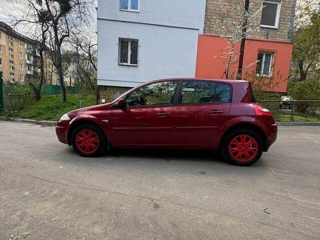 Красный Рено Меган, объемом двигателя 1.6 л и пробегом 167 тыс. км за 5500 $, фото 1 на Automoto.ua