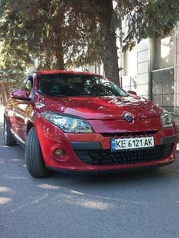 Рено Меган 2009 в Каменское - Днепродзержинск на Automoto.ua Красный Рено Меган, объемом двигателя 1.6 л и пробегом 212 тыс. км за 7200 $, фото 1 на Automoto.ua