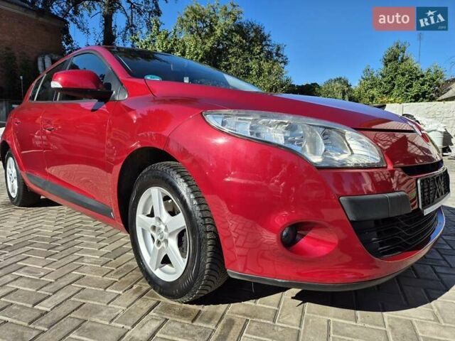 Рено Меган 2009 у Сумах на Automoto.ua Червоний Рено Меган, об'ємом двигуна 1.6 л та пробігом 168 тис. км за 7600 $, фото 1 на Automoto.ua