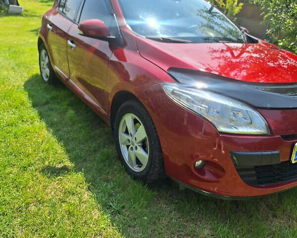 Красный Рено Меган, объемом двигателя 2 л и пробегом 170 тыс. км за 5800 $, фото 1 на Automoto.ua