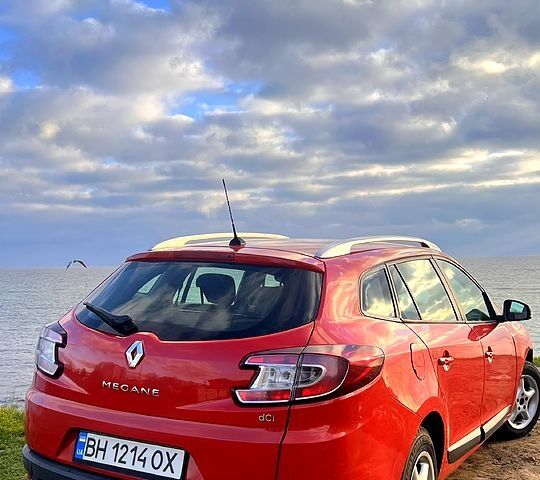 Красный Рено Меган, объемом двигателя 1.5 л и пробегом 300 тыс. км за 5300 $, фото 1 на Automoto.ua