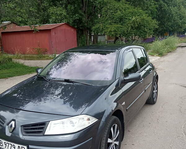 Серый Рено Меган, объемом двигателя 1.6 л и пробегом 425 тыс. км за 3999 $, фото 1 на Automoto.ua