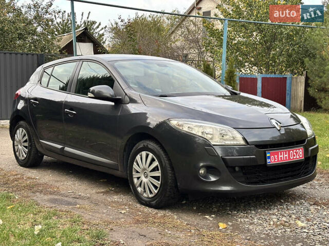 Рено Меган 2009 у Александрие на Automoto.ua Сірий Рено Меган, об'ємом двигуна 1.6 л та пробігом 212 тис. км за 7600 $, фото 1 на Automoto.ua