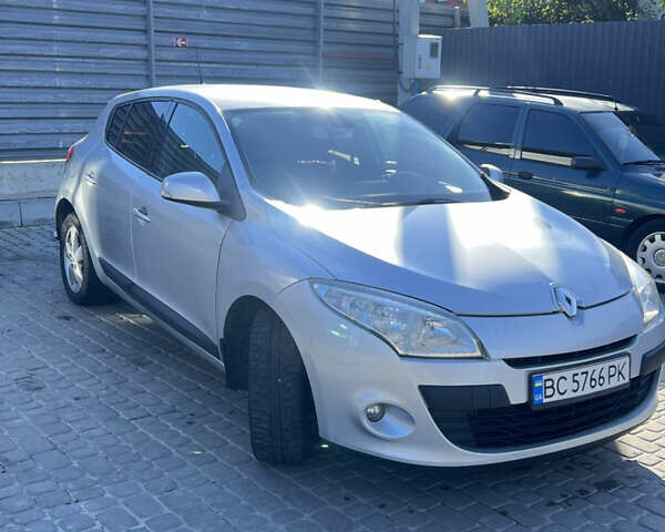 Серый Рено Меган, объемом двигателя 1.6 л и пробегом 251 тыс. км за 5500 $, фото 1 на Automoto.ua
