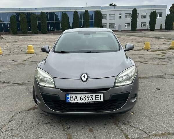 Рено Меган 2010 в Кропивницком (Кировограде) на Automoto.ua Серый Рено Меган, объемом двигателя 1.46 л и пробегом 228 тыс. км за 7600 $, фото 1 на Automoto.ua