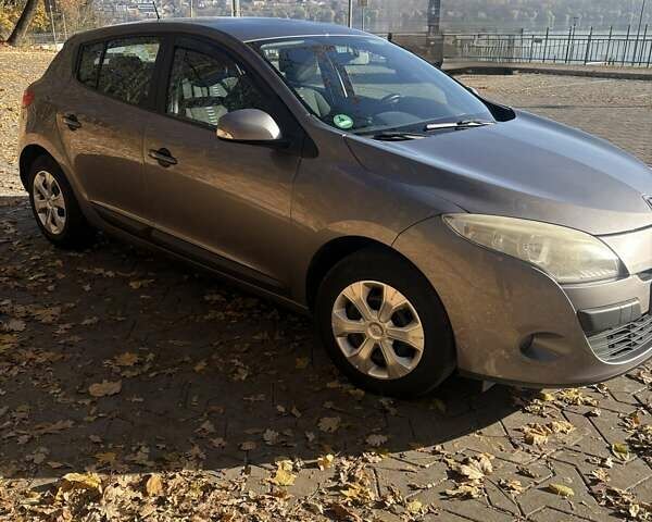 Серый Рено Меган, объемом двигателя 1.6 л и пробегом 303 тыс. км за 6500 $, фото 1 на Automoto.ua