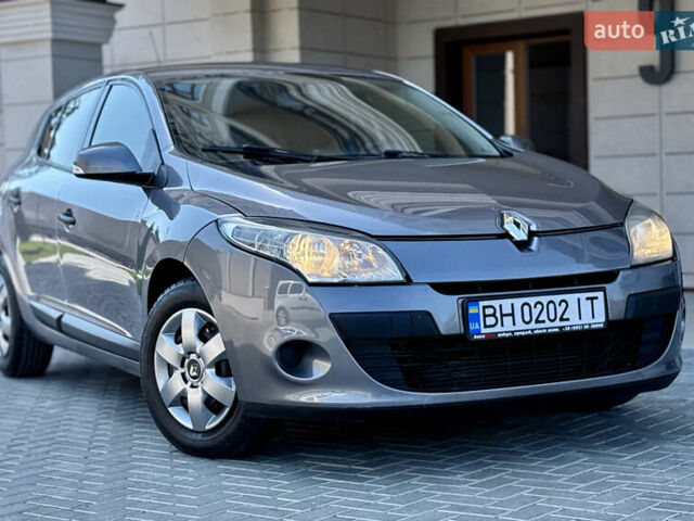Рено Меган 2010 в Одессе на Automoto.ua Серый Рено Меган, объемом двигателя 1.46 л и пробегом 221 тыс. км за 5999 $, фото 1 на Automoto.ua