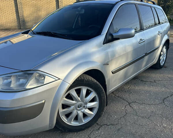 Рено Меган 2005 у Славянске на Automoto.ua Сірий Рено Меган, об'ємом двигуна 1.46 л та пробігом 261 тис. км за 4300 $, фото 1 на Automoto.ua