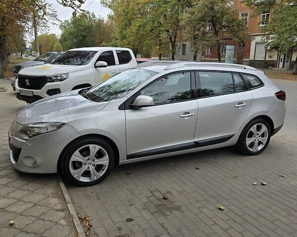 Рено Меган 2009 в Славянске на Automoto.ua Серый Рено Меган, объемом двигателя 1.4 л и пробегом 200 тыс. км за 7300 $, фото 1 на Automoto.ua