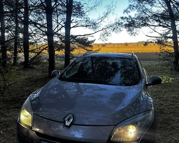 Рено Меган 2010 в Львове на Automoto.ua Серый Рено Меган, объемом двигателя 1.5 л и пробегом 277 тыс. км за 6600 $, фото 1 на Automoto.ua