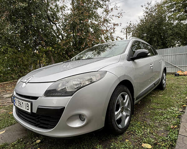 Рено Меган 2011 у Мироновке на Automoto.ua Сірий Рено Меган, об'ємом двигуна 1.46 л та пробігом 316 тис. км за 6600 $, фото 1 на Automoto.ua