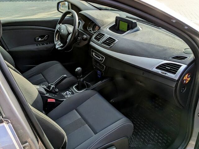 Серый Рено Меган, объемом двигателя 1.9 л и пробегом 300 тыс. км за 8000 $, фото 1 на Automoto.ua