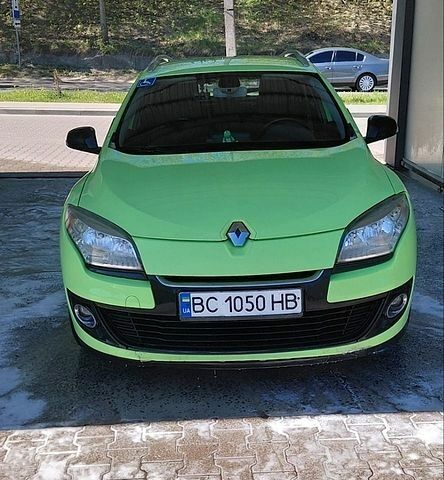 Зелений Рено Меган, об'ємом двигуна 1.46 л та пробігом 327 тис. км за 6400 $, фото 1 на Automoto.ua