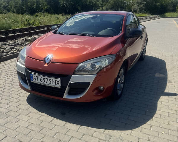 Оранжевый Рено Меган, объемом двигателя 2 л и пробегом 223 тыс. км за 6408 $, фото 1 на Automoto.ua