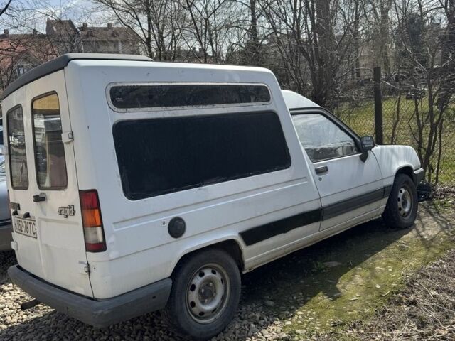 Белый Рено Рапид, объемом двигателя 1.1 л и пробегом 200 тыс. км за 800 $, фото 1 на Automoto.ua