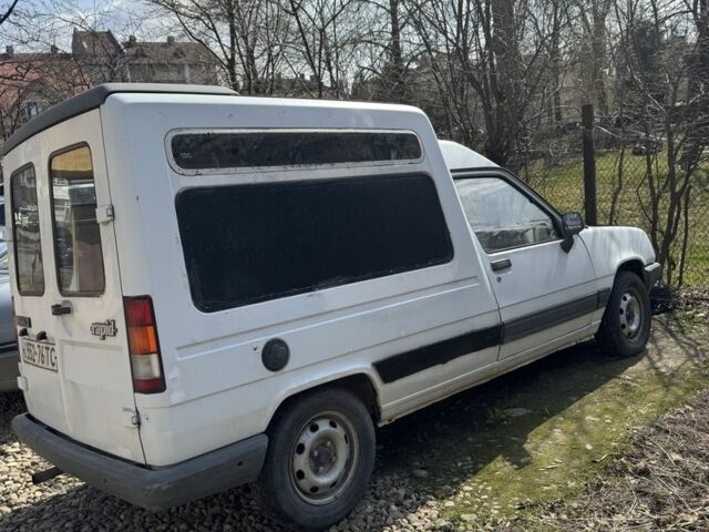 Белый Рено Рапид, объемом двигателя 1.1 л и пробегом 200 тыс. км за 800 $, фото 1 на Automoto.ua