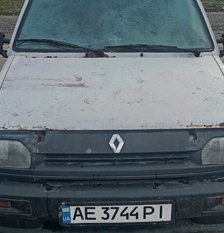 Белый Рено Рапид, объемом двигателя 1.6 л и пробегом 350 тыс. км за 1300 $, фото 1 на Automoto.ua